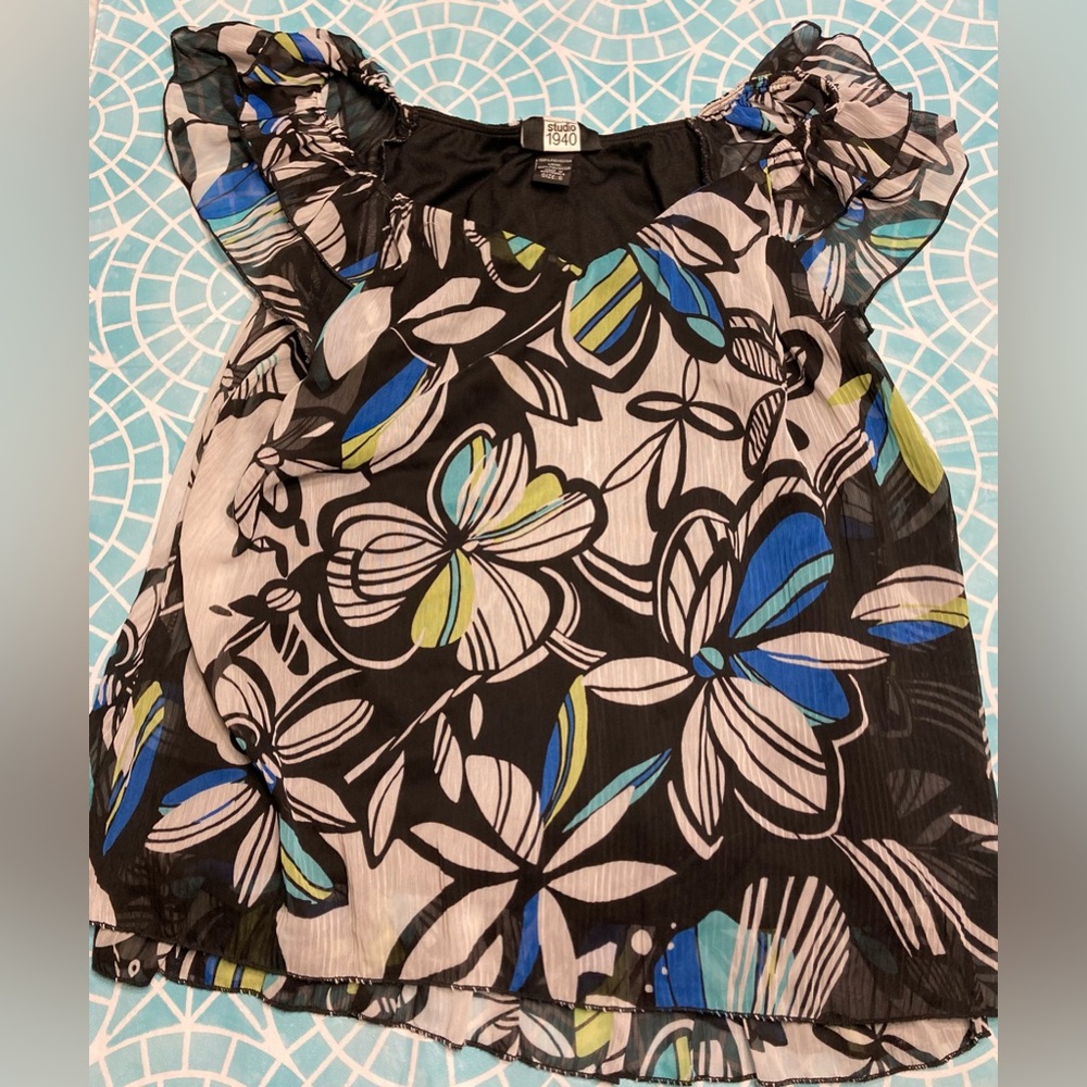 💛TODAY***$10***Studio 1940 v-neck top with sheer ruffled shoulders and hem.